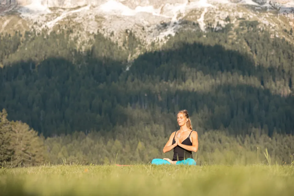 Tania in meditazione davanti al paesaggio delle Dolomiti
